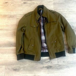 Army Green Spring Jacket 6 pockets. Polyester lining.